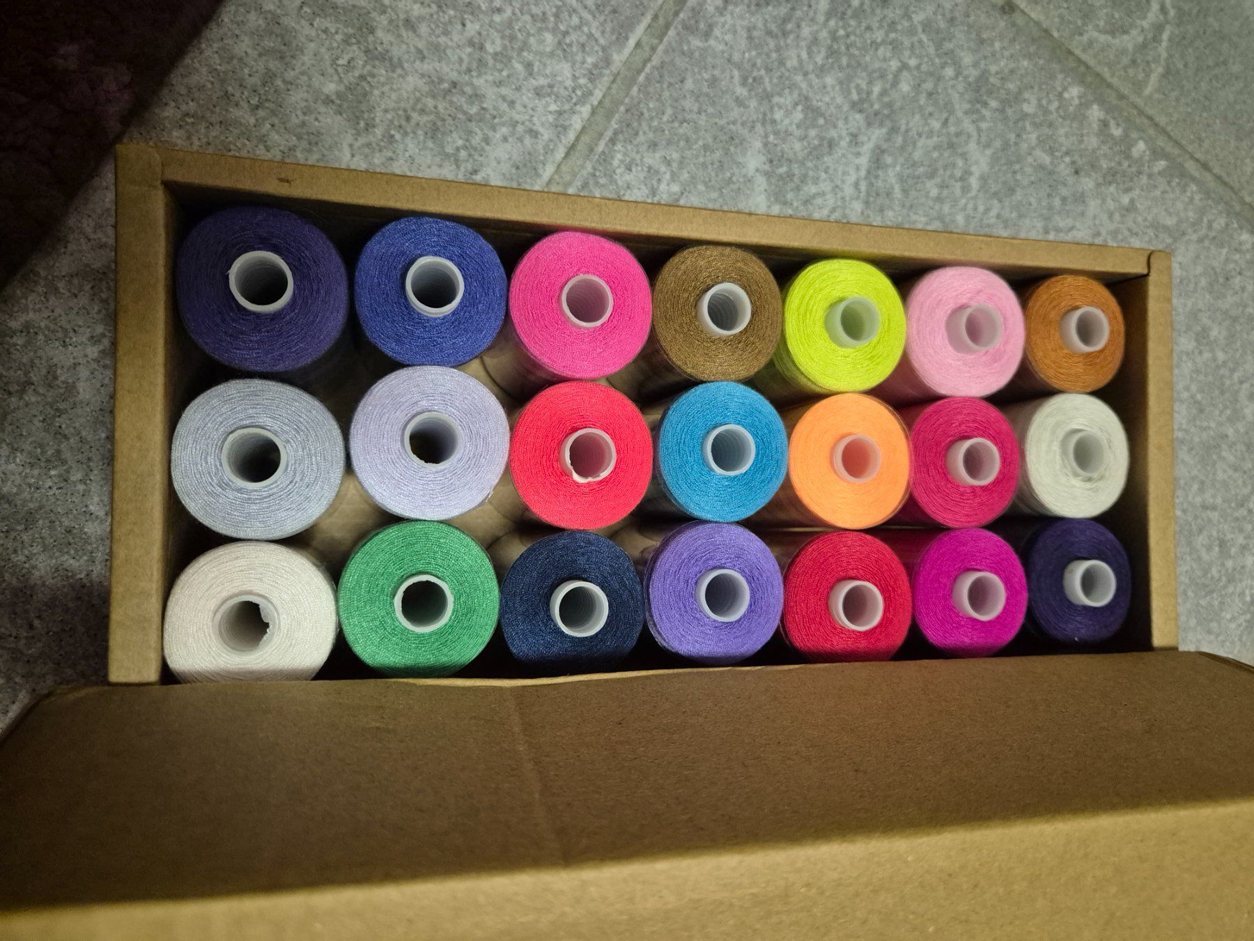 Cordicelle & Fili: Nähgarn-Set, 21 Rollen, verschiedene Farben, – Nuovo (secondo la descrizione) da Läufelfingen venduto da Netti04