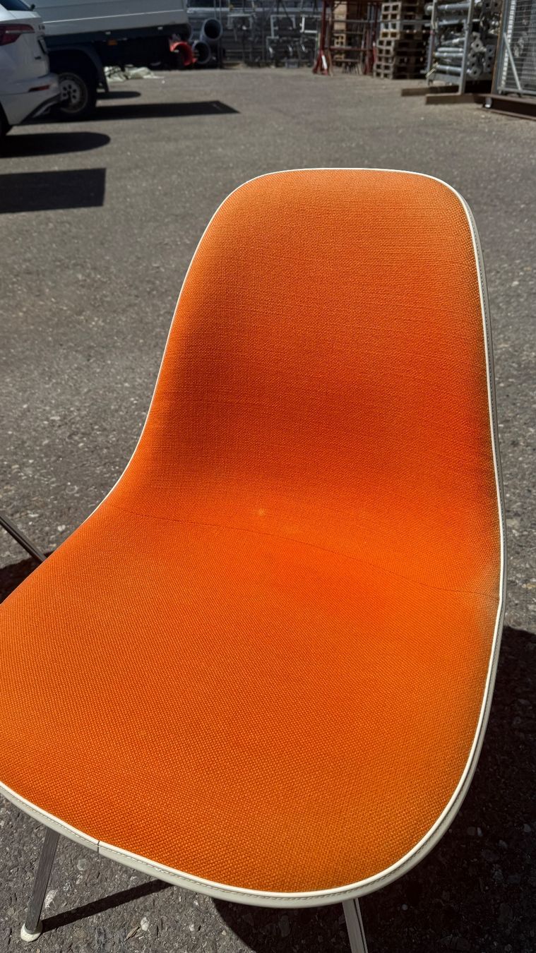 Eames Sedie: Eames Fiberglas Sidechairs Orange, gepolstert – Usato da Volketswil venduto da Kornhouse 3
