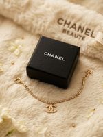 CHANEL BEAUTÉ Armband Gold mit CC-Logo-Anhänger – inkl. Box