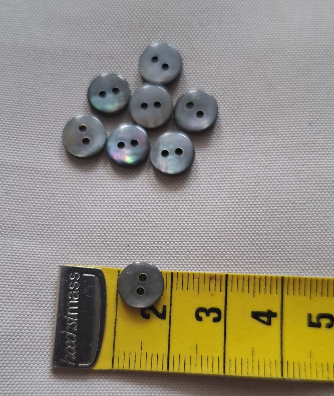 Bottoni: 8 Stück kleine Perlmuttknöpfe, 9 mm. – Usato da Dietikon venduto da Hirschkopf 1