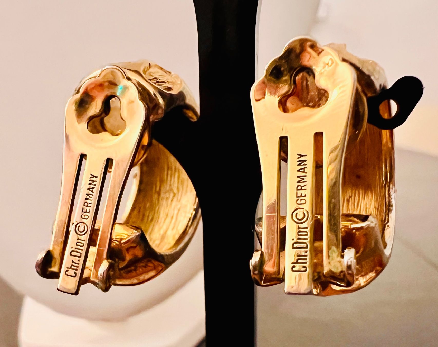 Dior Ohrringe & -stecker: Dior boucles d’oreilles stylée motif léopard – Gebraucht aus Nyon von stylevintage79 1