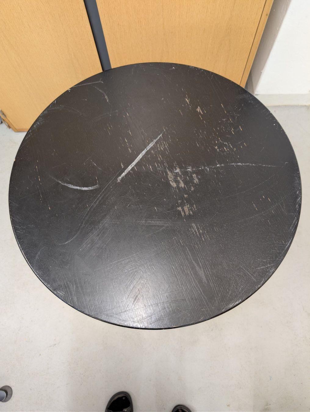 Tavoli: runder schwarzer Tisch mit Metallbein - u./Ref:BVT02 – Usato da Zürich venduto da ecologicaldev 1