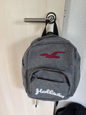 Hollister Rucksack grau mit Logo 3 Reissverschlussfächer
