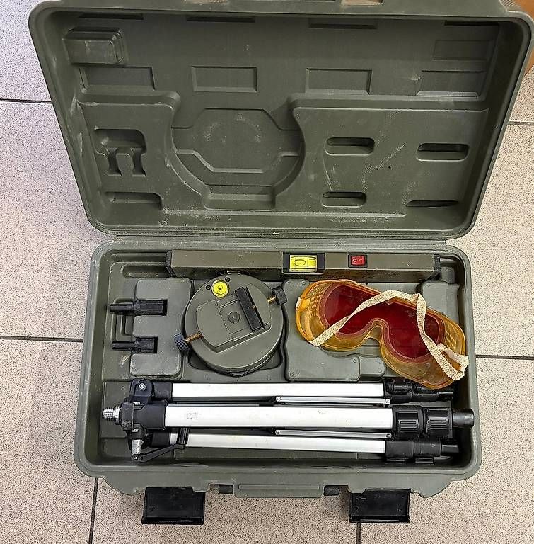 Messen: Kit niveau à bulle avec laser – Gebraucht aus Champlan von Raspille