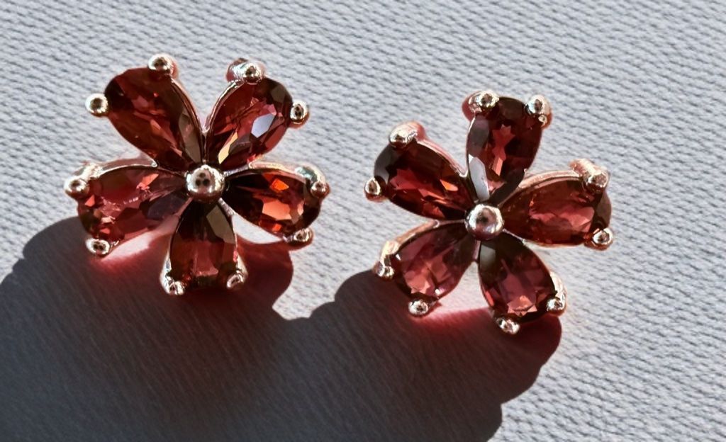 Orecchini pendenti & Orecchini a lobo: Belles boucles d'oreille, grenats en fleurs – Nuovo e nell'imballaggio originale da St-Maurice venduto da Sandrinette123 3
