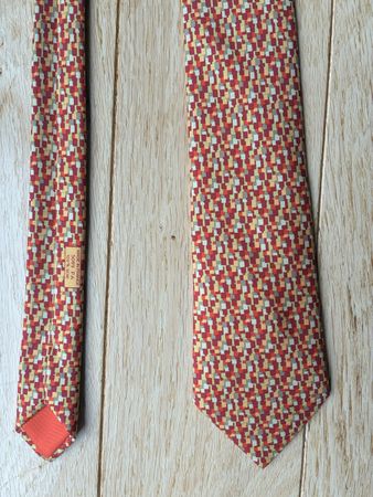 Cravate Hermès en soie à motifs originaux, excellent état