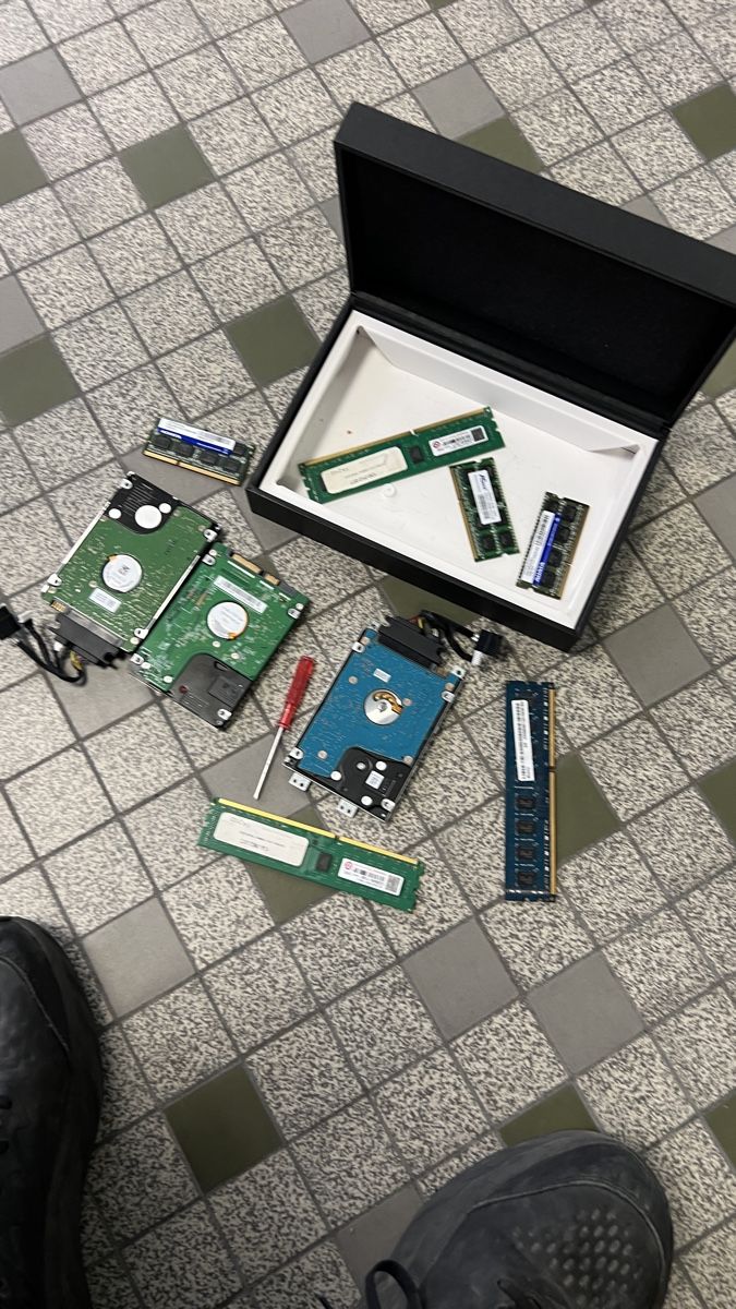 Dischi rigidi: Lot de RAM et disques durs divers – Usato da Genève venduto da Leboucheoreilles 4