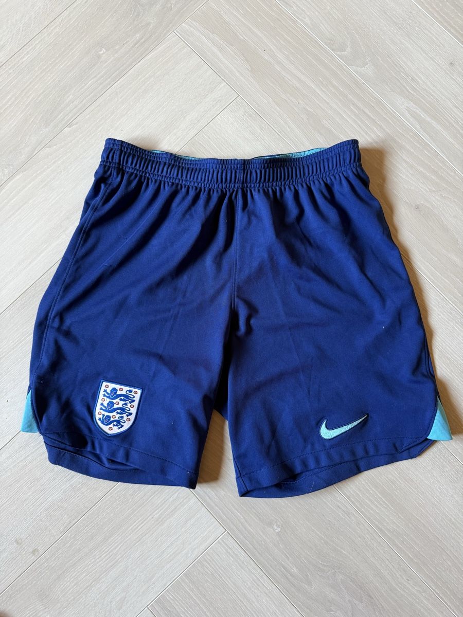 Nike Pantaloni: Nike England Shorts Größe M – Usato da Saignelégier venduto da lamps