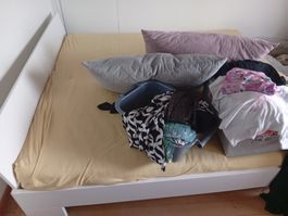 Doppelbett 1.8x2m inkl Rost und Matratze wenn man braucht