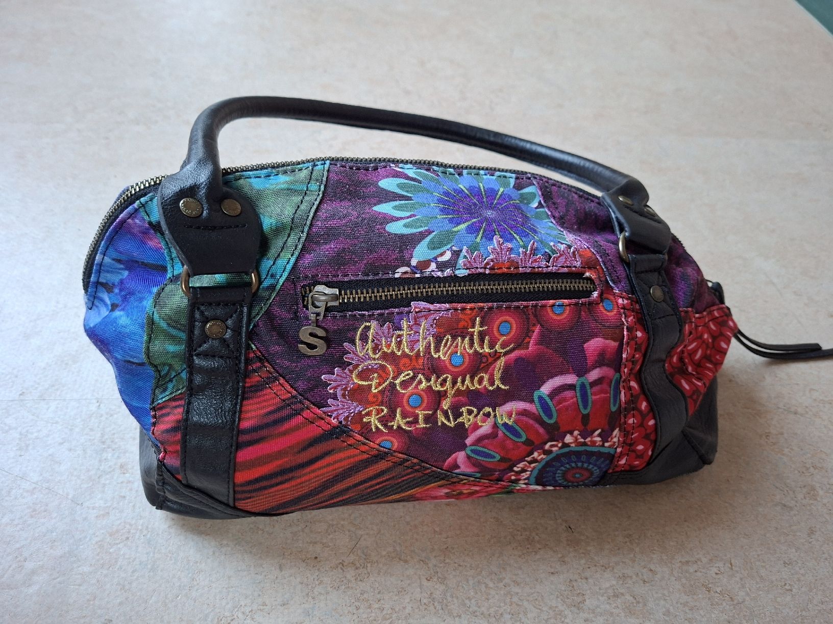 Desigual Sacs femmes: Desigual Tasche multicolour Patchwork guter Zustand – D'occasion à Klingnau par vollmond36 1