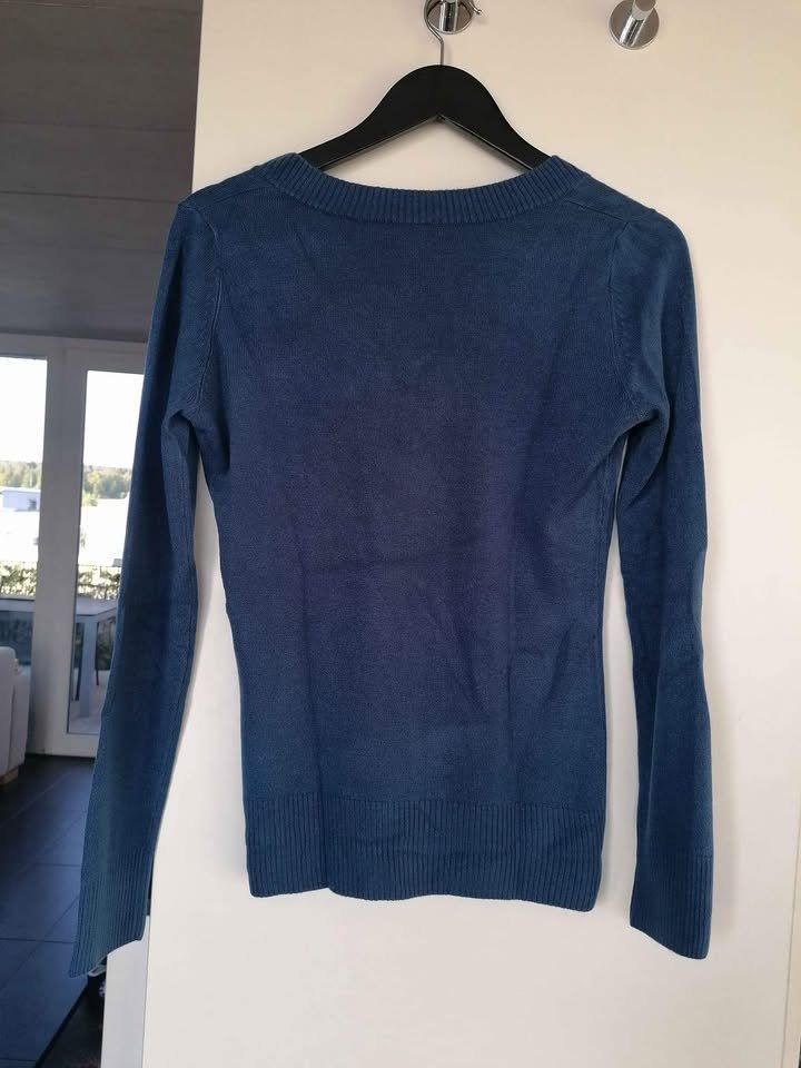 Pullover & Sweatshirts: Blauer Pulli / Pullover mit V-Ausschnitt Gr. S – Gebraucht aus Nänikon von Manta87 1