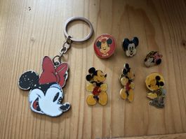 10 Disney Pins und Schlüsselanhänger