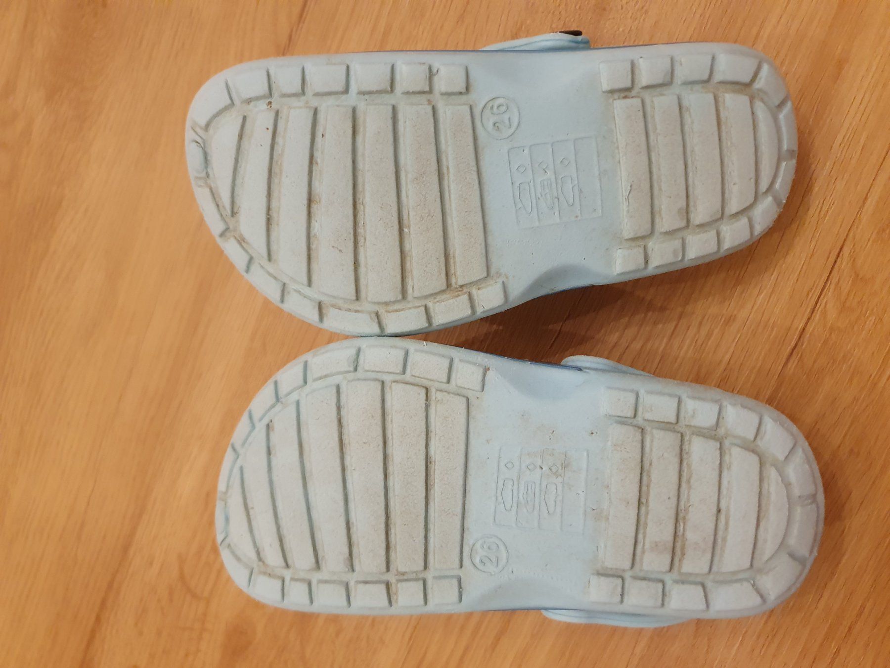 Scarpe per ragazzi: Gummi Clogs, Badeschuhe, Gr. 26, hellblau – Usato da Heinrichswil venduto da frankie19860 4