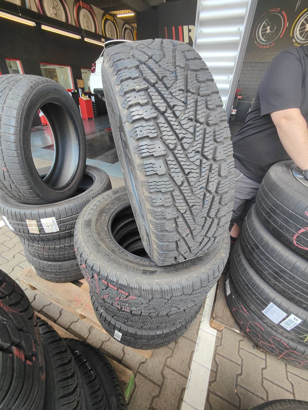 Nokian Pneumatici & Ruote complete: Winterreifen  275/65 R18 – Usato da Oberengstringen venduto da Reifen-Lagerverkauf