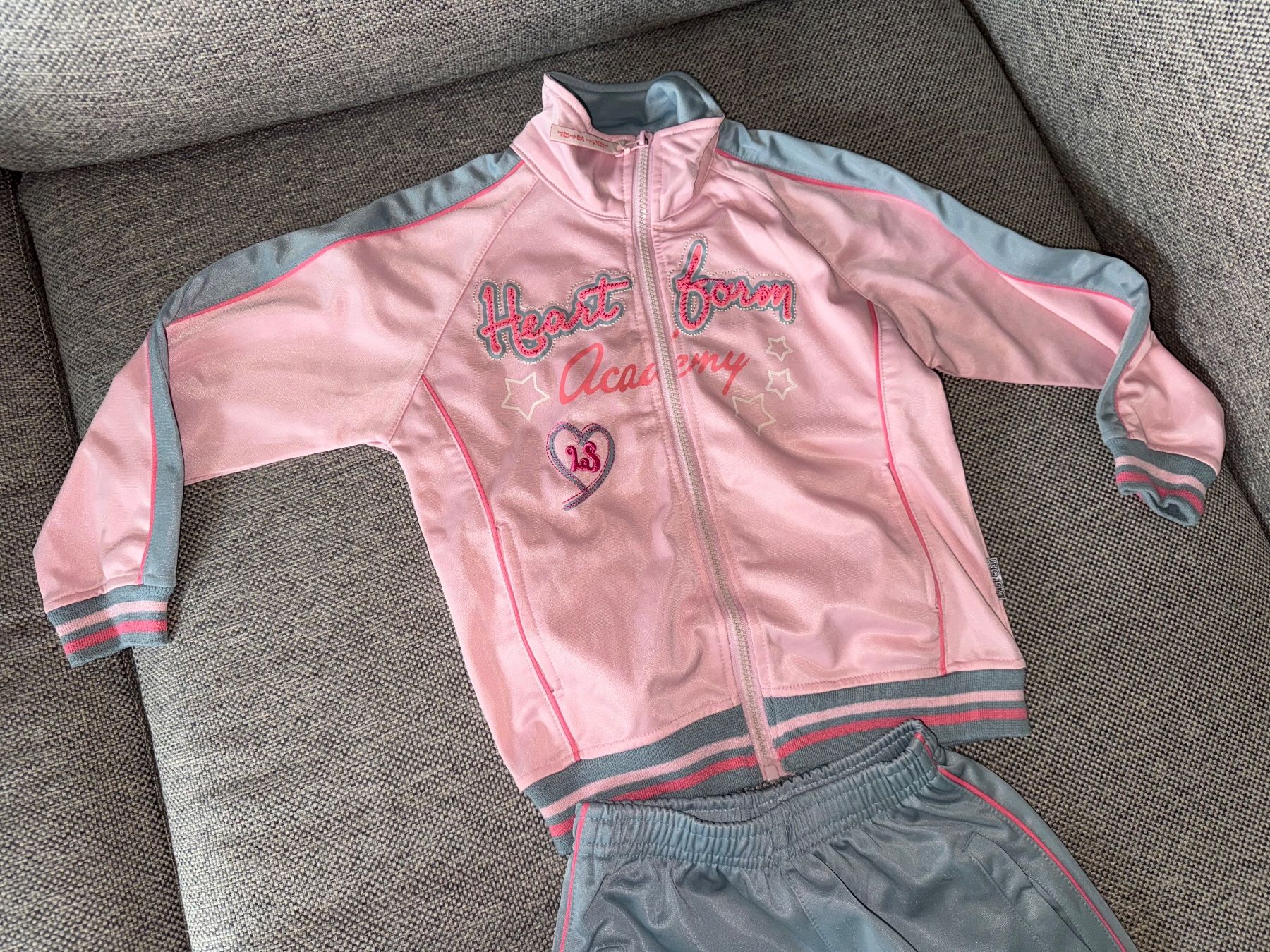 Completi: Trainer Trainingsanzug Mädchen rosa / grau Grösse 110 / 116 – Usato da Aesch ZH venduto da superpotato 1