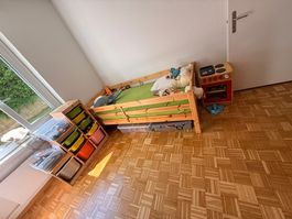 Kinderbett inkl. Matratze mit bunter Kommode und Holzherd