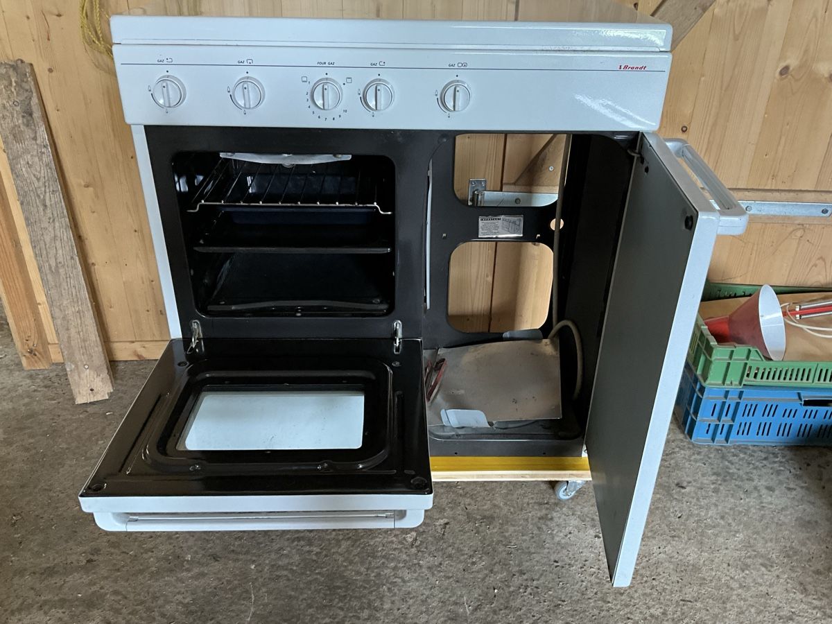 Cucine: Mobiler Gaskochherd mit Backofen & vier Kochplatten – Usato da Biel/Bienne venduto da Projektorium 2