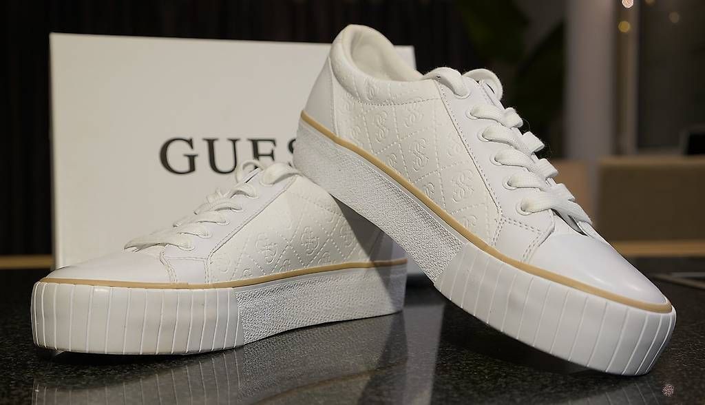 Scarpe da donna: Damen Sneakers GUESS Gr.40 – Usato da Locarno venduto da Kira712 1