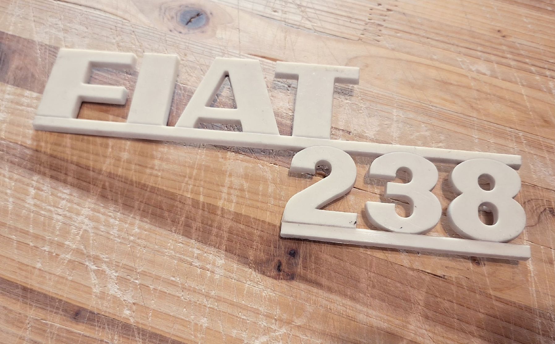 Fiat Alle Autoersatzteile: Fiat 238 Emblem – Gebraucht aus Triesen von BLACKSHEEP75