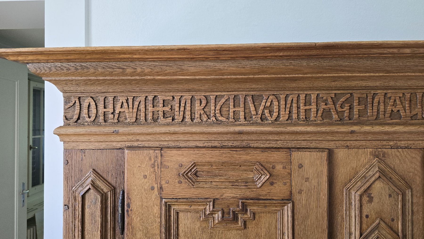Armadi: Massiver alter  Holz Schrank  – Usato da wallisellen venduto da funkelsternchen5 1