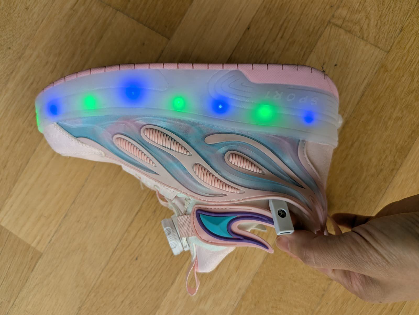 Pattini in linea & Pattini a rotelle: Schöne Mädchen Rollschuhe mit VIELEN Lichteroptionen – Usato da Zug venduto da mia_yvt2 4