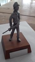 Feuerwehr-Figur auf Holzsockel