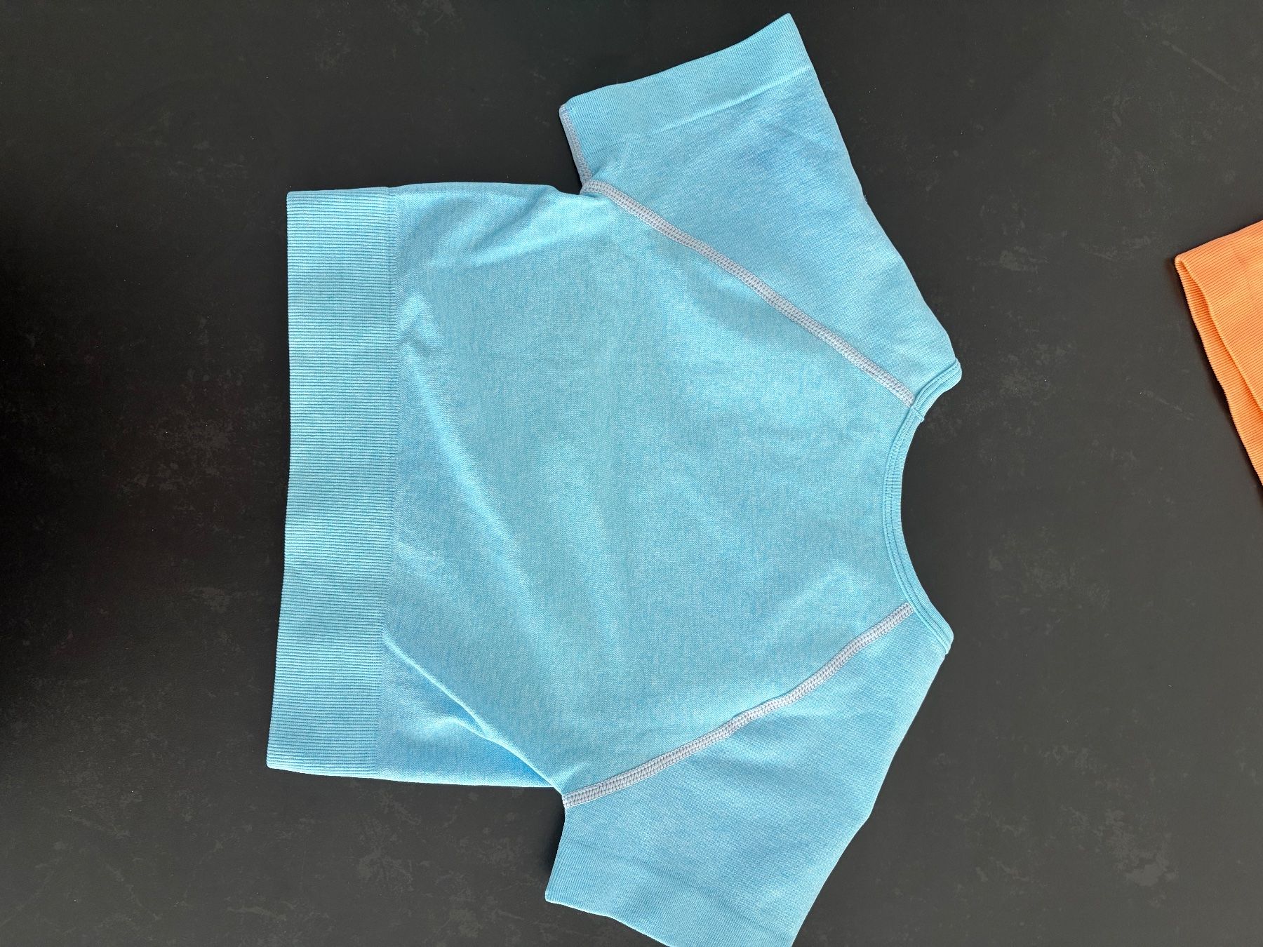 Lots de vêtements: Sporttops Primark, hellblau und orange – D'occasion à Möhlin par milenast23 2