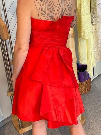 Rotes Cocktailkleid mit Schal, Satin