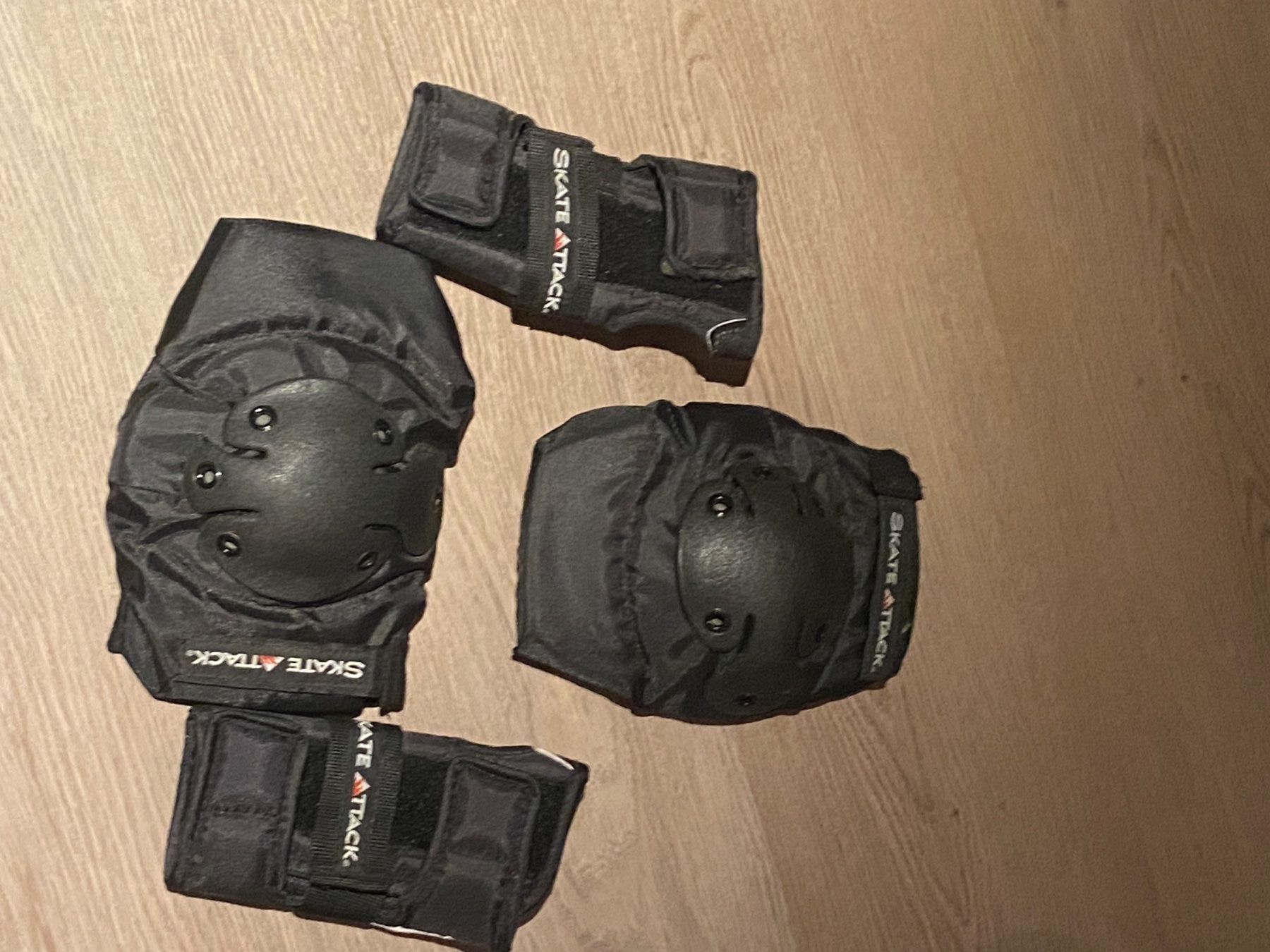 Protezioni & Imbottiture: Schoner Set SKATE ATTACK Knie- und Ellenbogenschoner gebr... – Nuovo e nell'imballaggio originale da Langnau Am Albis venduto da shu_5ykw 3