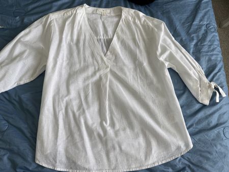 Elegante weisse Bluse mit V-Ausschnitt, Grösse s