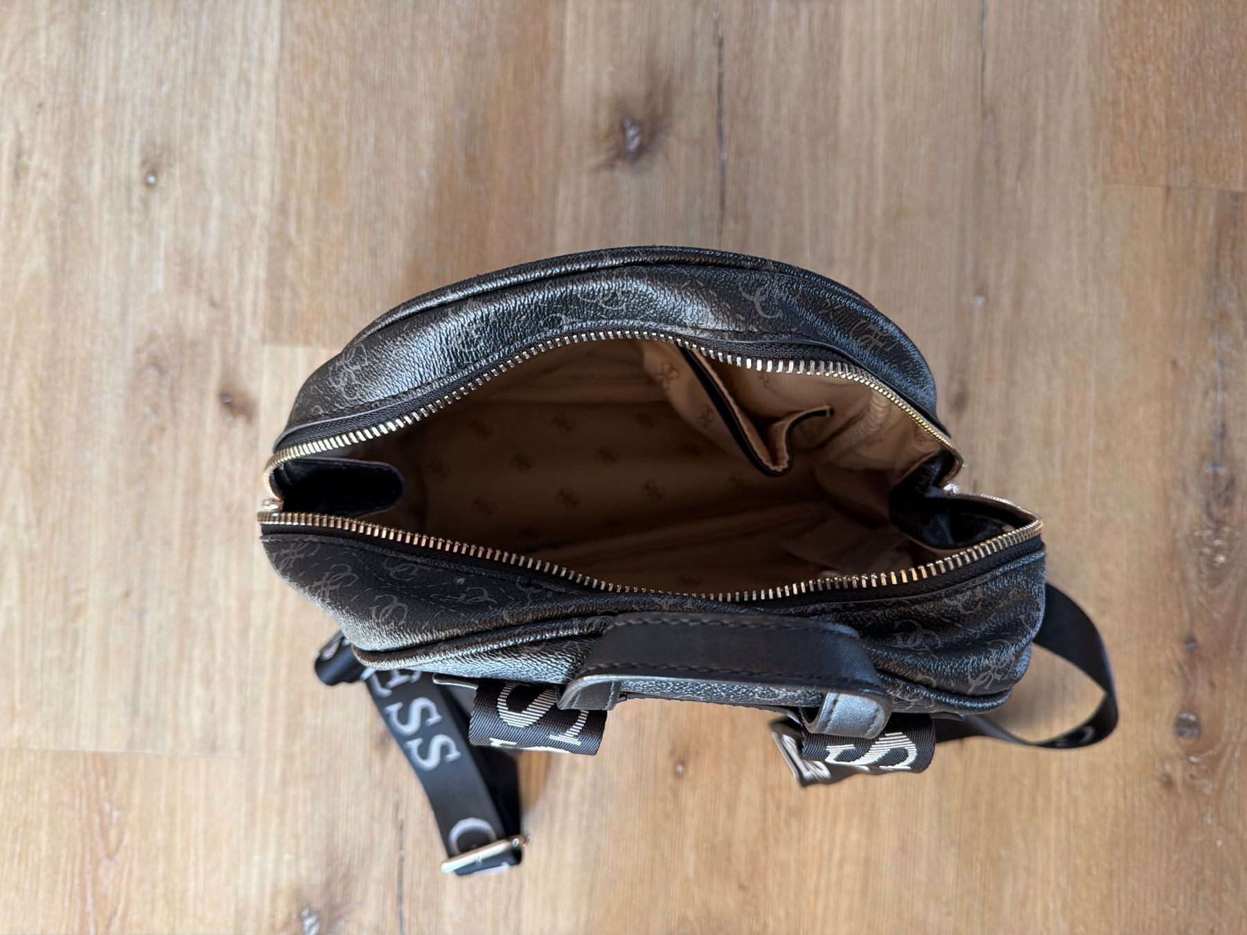 Guess Rucksäcke: Guess Rucksack – Gebraucht aus Eggerberg von Truffi99 2
