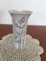 Dekorative Vase in weiss