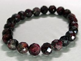 Armband mit facettierten Granaten