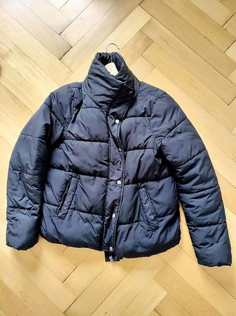 schwarze Winterjacke
