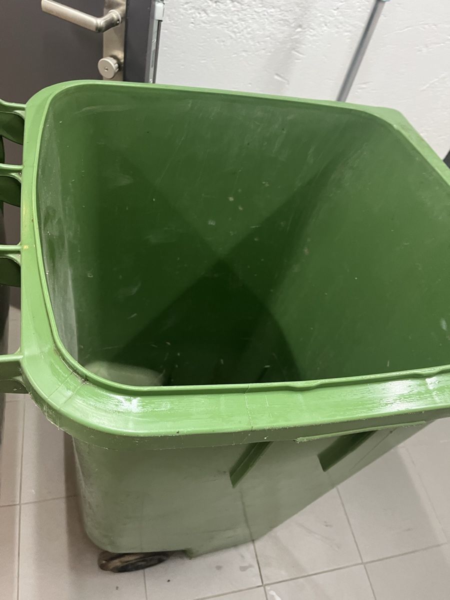 Eléments de bureau: Grüncontainer 500liter  – D'occasion à Neerach par fuz_8d7l 9