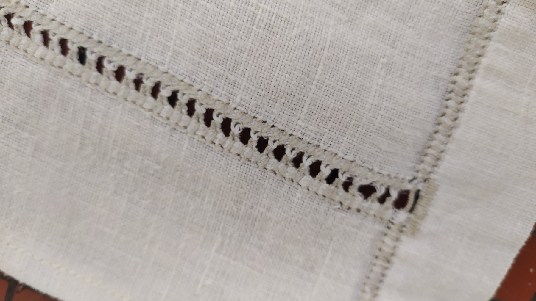 Altra biancheria da tavola: Chemin de table avec broderie – Usato da Chezard St-Martin venduto da Loucail 3
