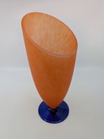 Vase, Glasvase orange mit blauem Fuss