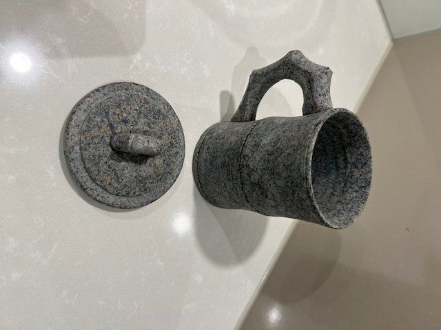 Tazze: Naturstein Becher mit Deckel -neu – Nuovo (secondo la descrizione) da Niederweningen venduto da zw4_s78j 1