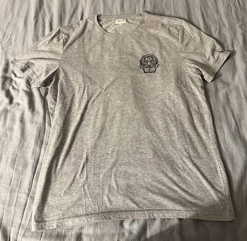 T-shirt: Graues T-Shirt mit Print – Usato da Wädenswil venduto da dom_pz5d