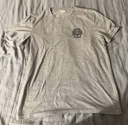 Graues T-Shirt mit Print