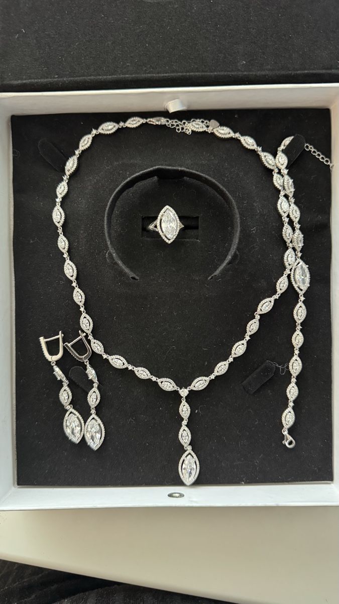 Swarovski Autres bijoux: Schmuck Set Swarovski Elements 💎  – D'occasion à Gerlafingen par Mediine.a