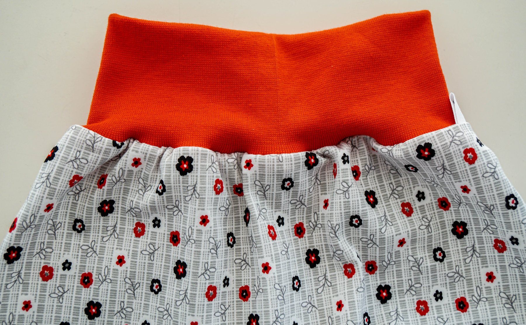 Hosen: Kurze Pumphose mit Blumen 56/62 NEU – Neu und originalverpackt aus Zürich von sambaum 2