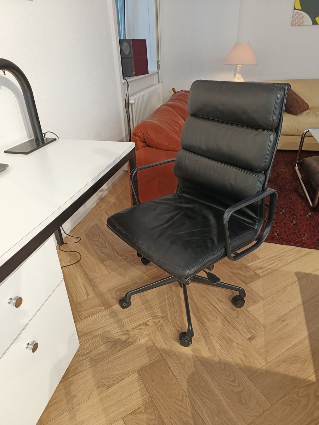 Vitra Chaises: Vitra Eames Aluchair softpad leder schwarz – D'occasion à Zürich par style-and-design.zh 1