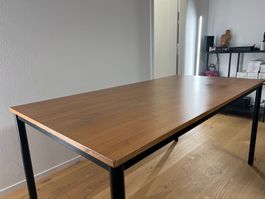Holzschreibtisch in sehr gutem Zustand