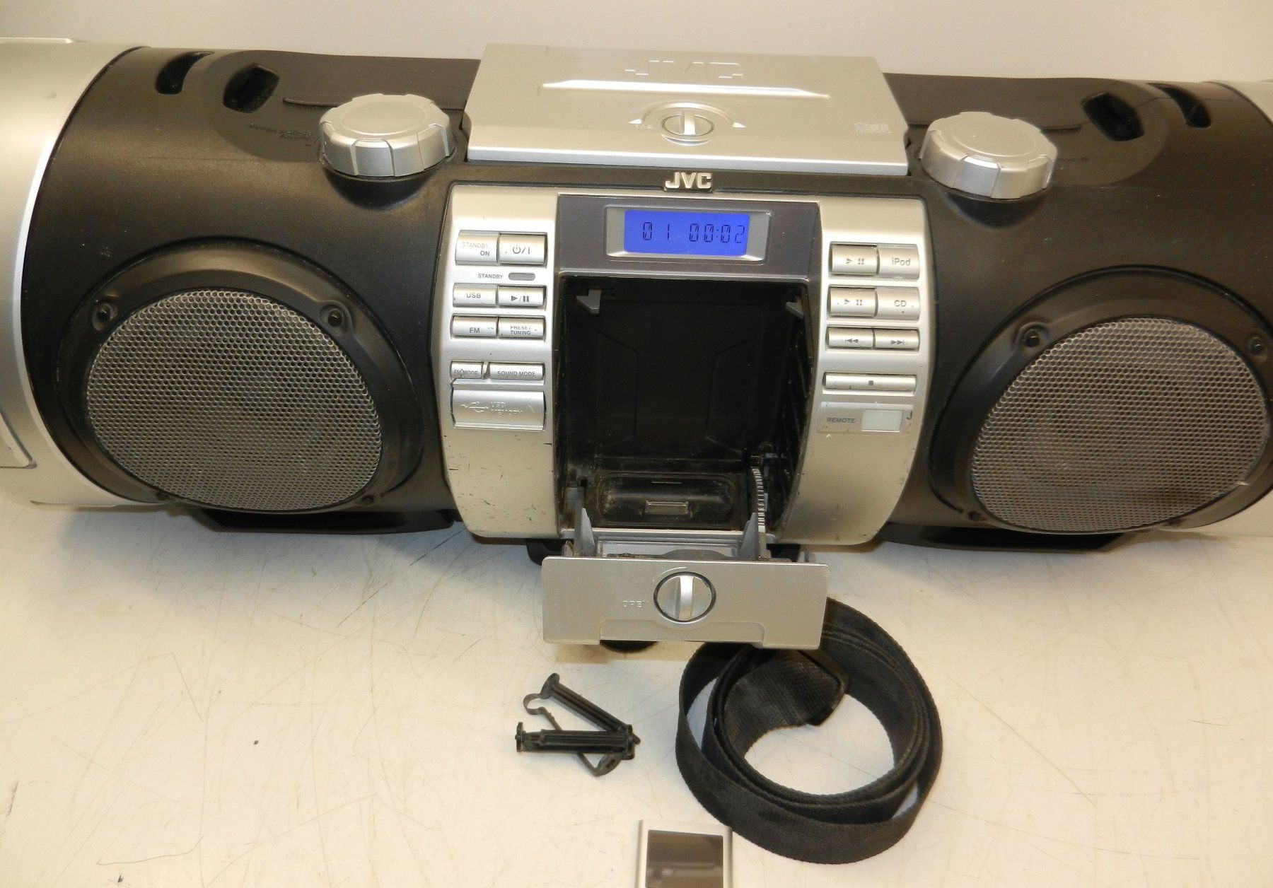 JVC Tragbarer Mediaplayer: JVC BoomBlaster RV-NB50 mit IPod – Gebraucht aus Männedorf von livesteam 1