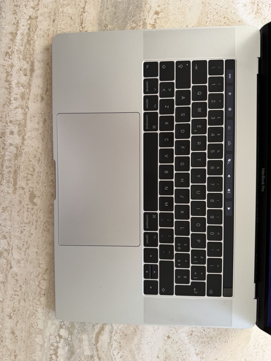 Apple Notebook: MacBook Pro (15-Inch 2016) - CH Keyboard – Usato da Basel venduto da mon_2l8z 2