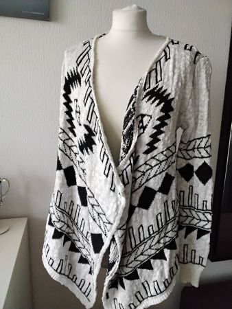 Cardigan noir blanc stylé Jennyfer