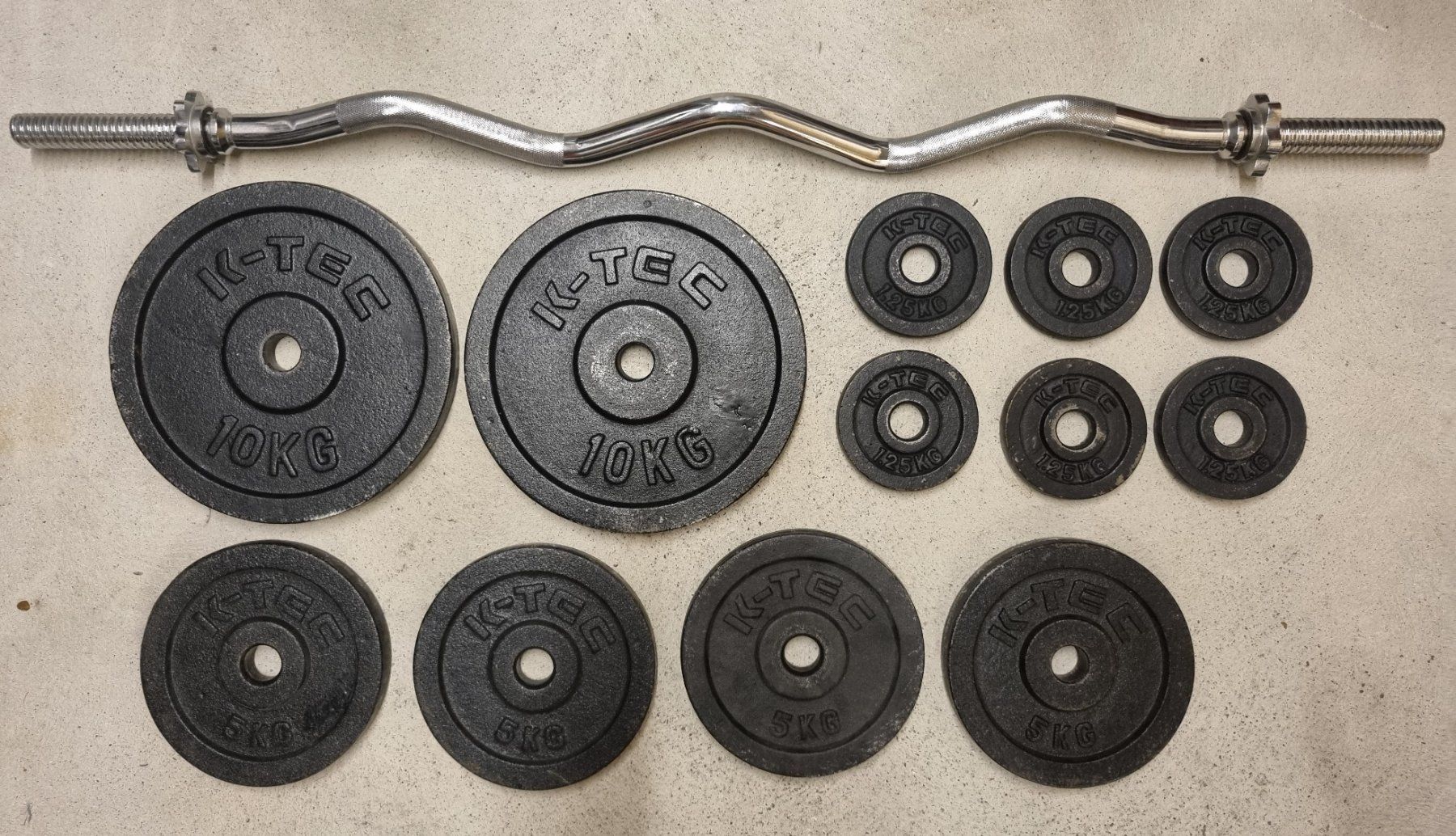 Hanteln & Gewichte: Hantelscheiben K-Tec mit Curlstange – Gebraucht aus Ormalingen von Funtoys