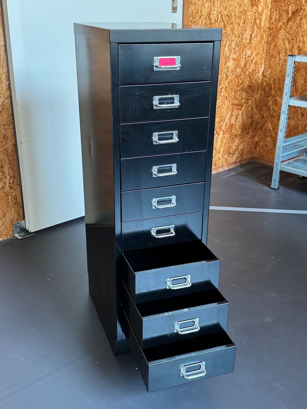 Schränke: Schubladen-Schrank Metall – Gebraucht aus Nussbaumen AG von bardin