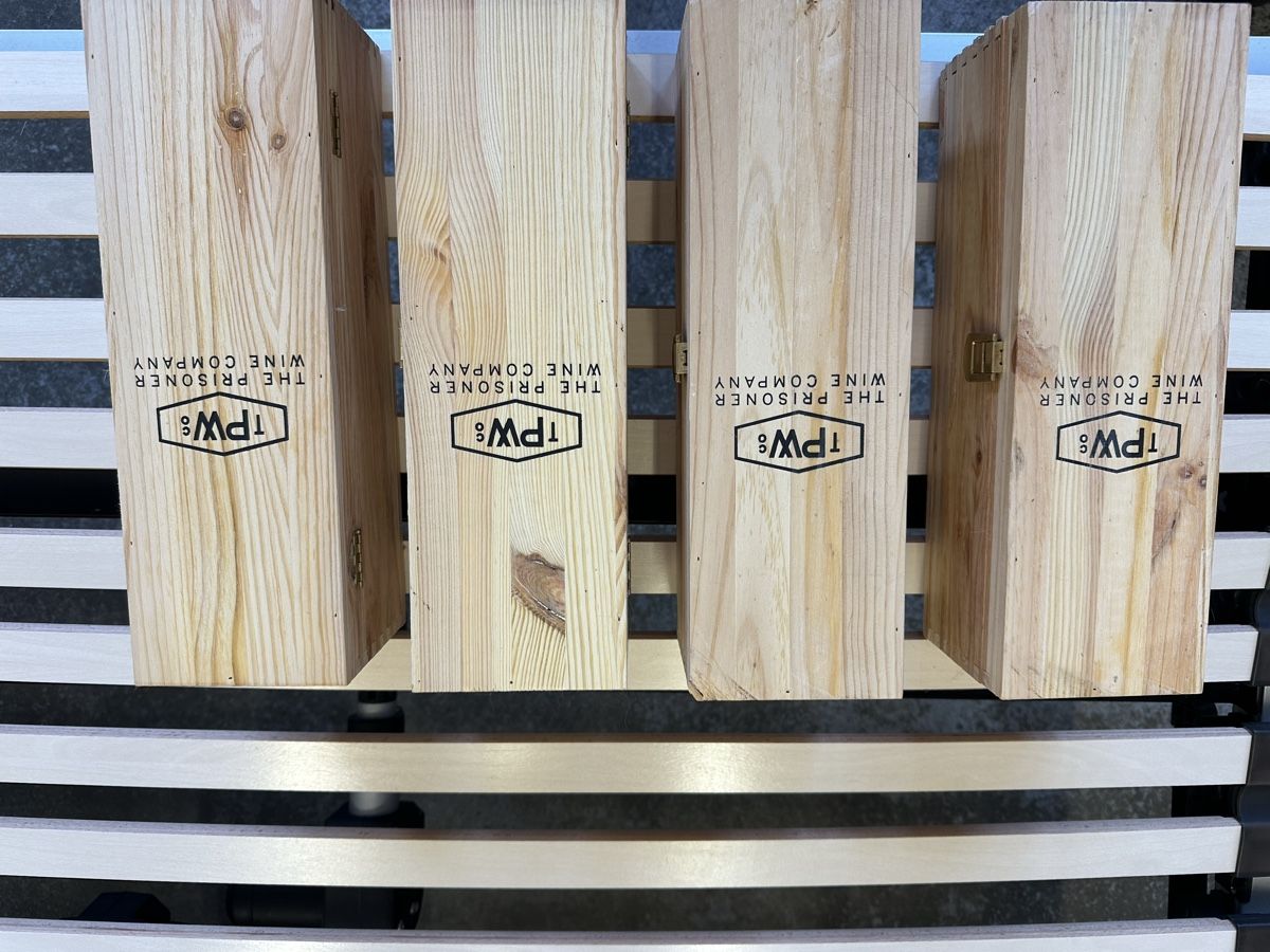Articoli in legno: Weinregal aus Holz 4 stk – Usato da Sevelen venduto da Stopglobal.